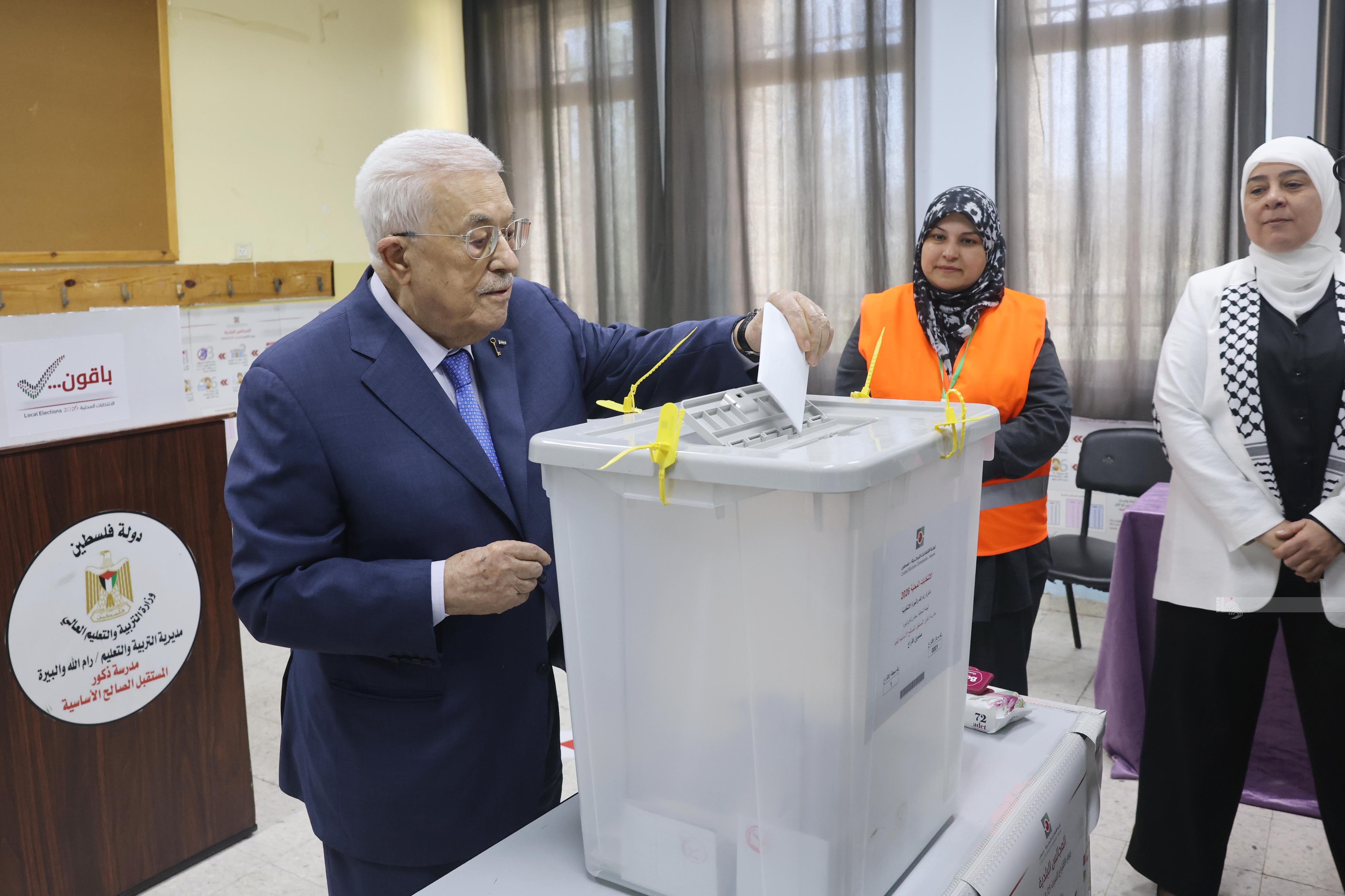 الرئيس عباس يدلي بصوته في الانتخابات المحلية بمدينة البيرة